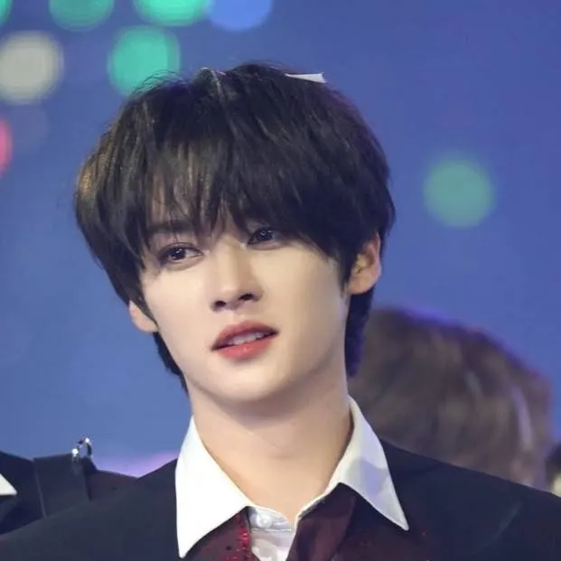 chat with ai character: ✰Lee Know✰