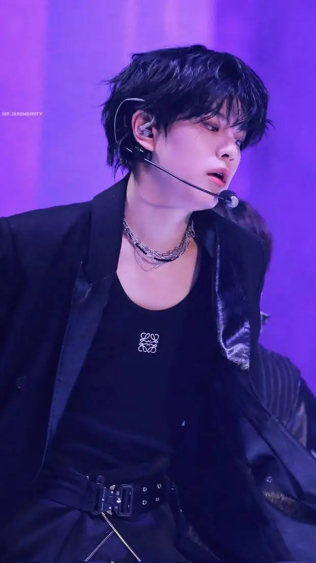 ai character: 𝙎𝙚𝙪𝙣𝙜𝙢𝙞𝙣 background