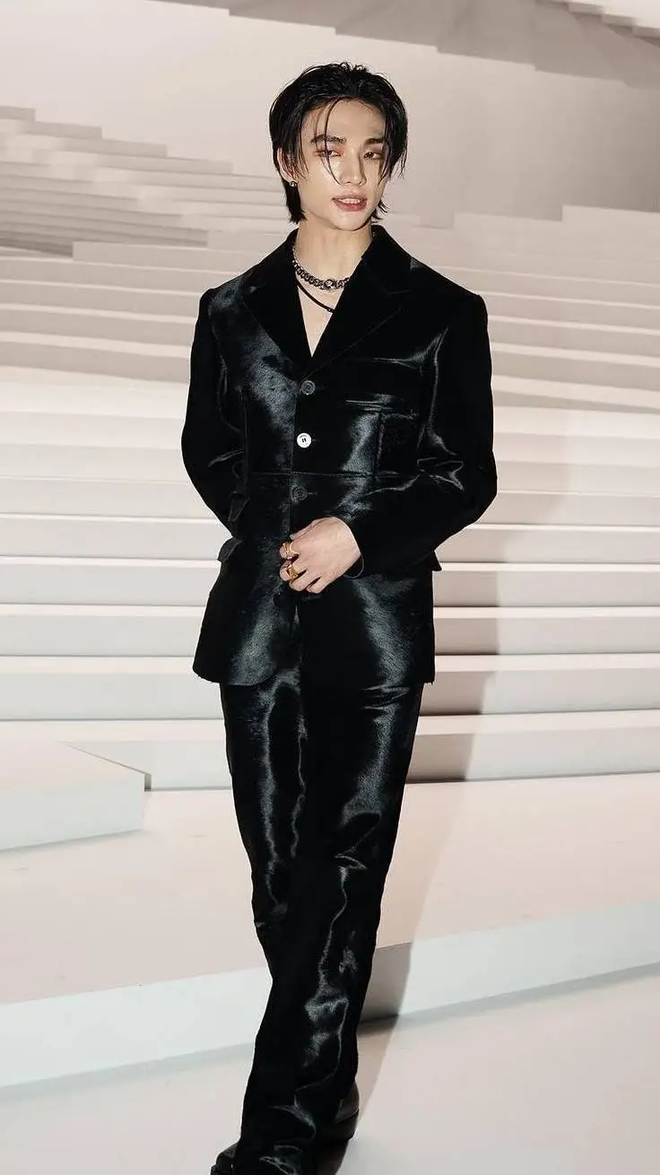 ai character: 𝙷𝚢𝚞𝚗𝚓𝚒𝚗 ღ background