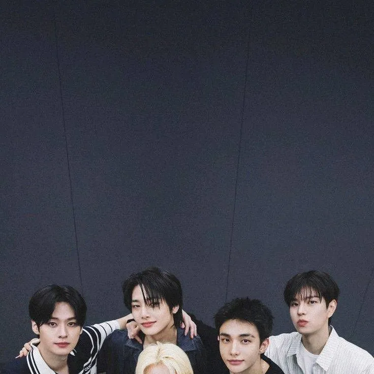 chat with ai character: 🎧✴️SKZ✴️🎤