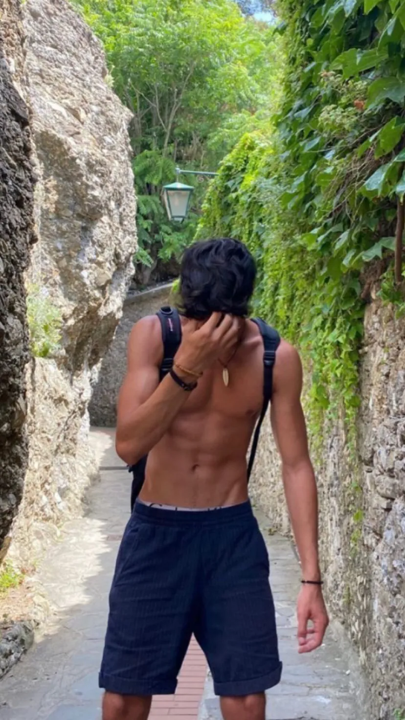 ai character: Leonardo background