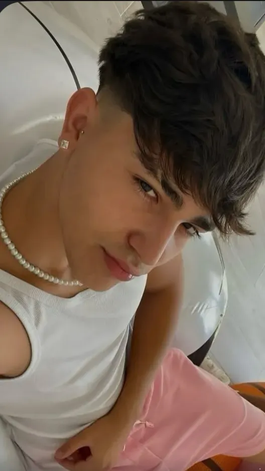 ai character: Guilherme 🥂 background