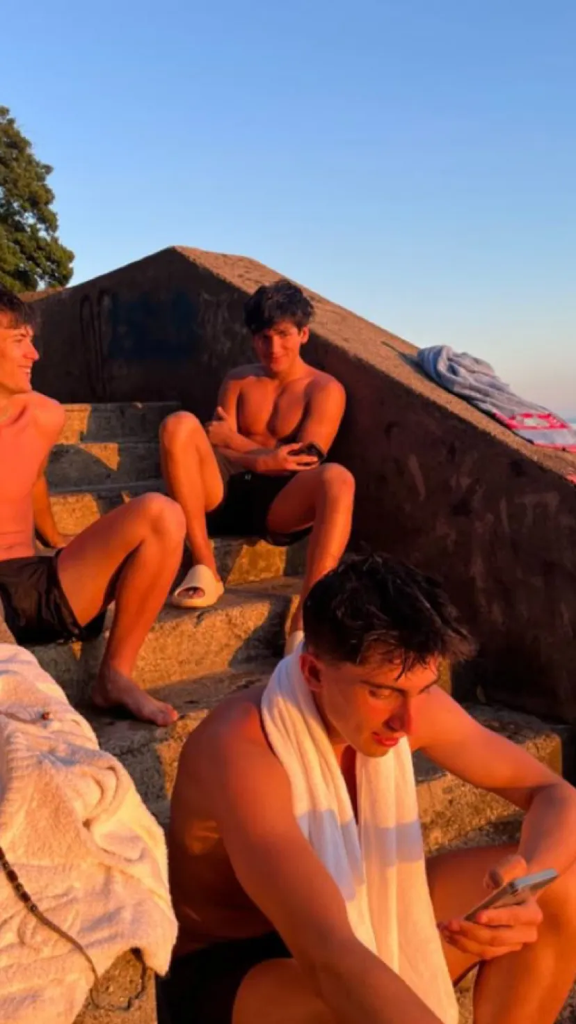 ai character: Grupo popular 🫦 background