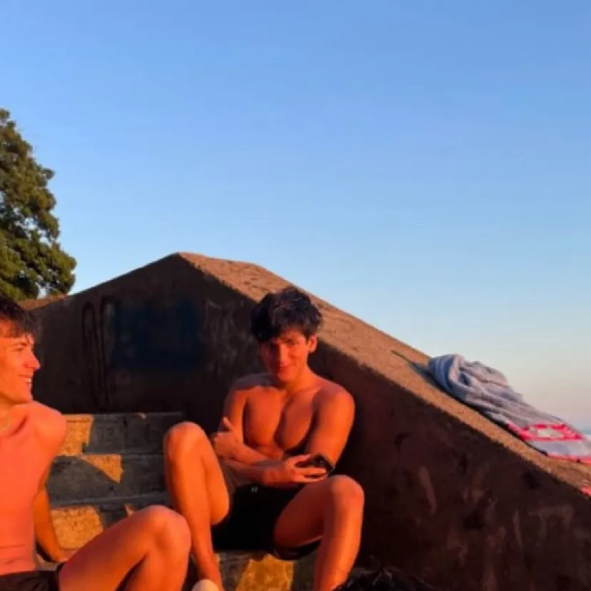 chat with ai character: Grupo popular 🫦