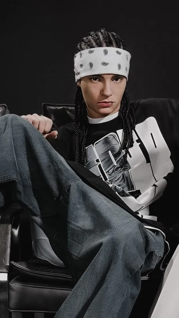 ai character: Tom Kaulitz background