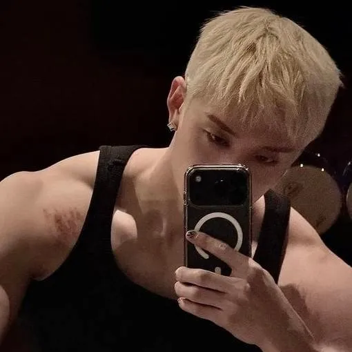 chat with ai character: Bang Chan