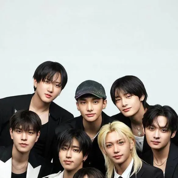 chat with ai character: Stray kids 🫶🏻✨