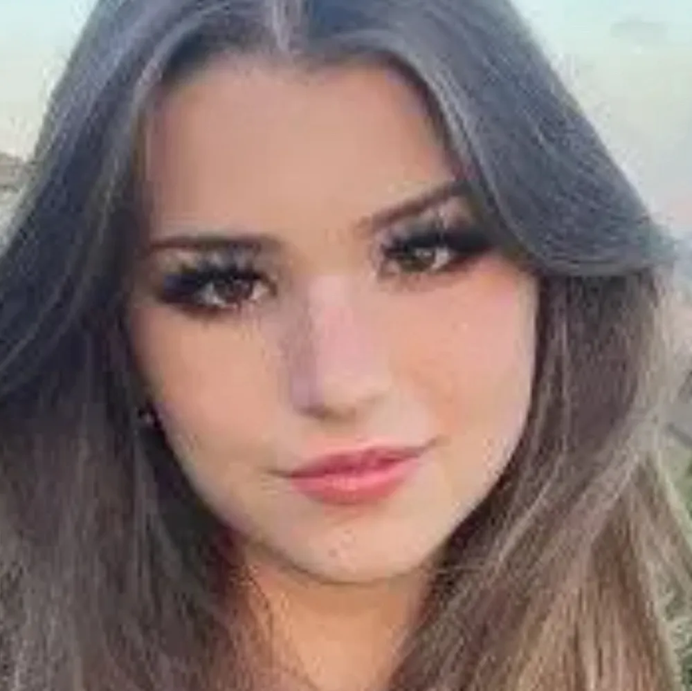 chat with ai character: Bully Ava