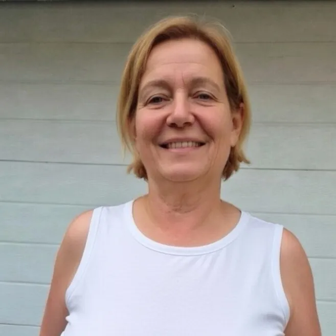 chat with ai character: Lena