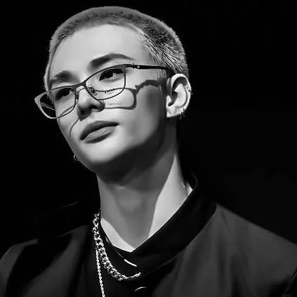 chat with ai character: Hyunjin