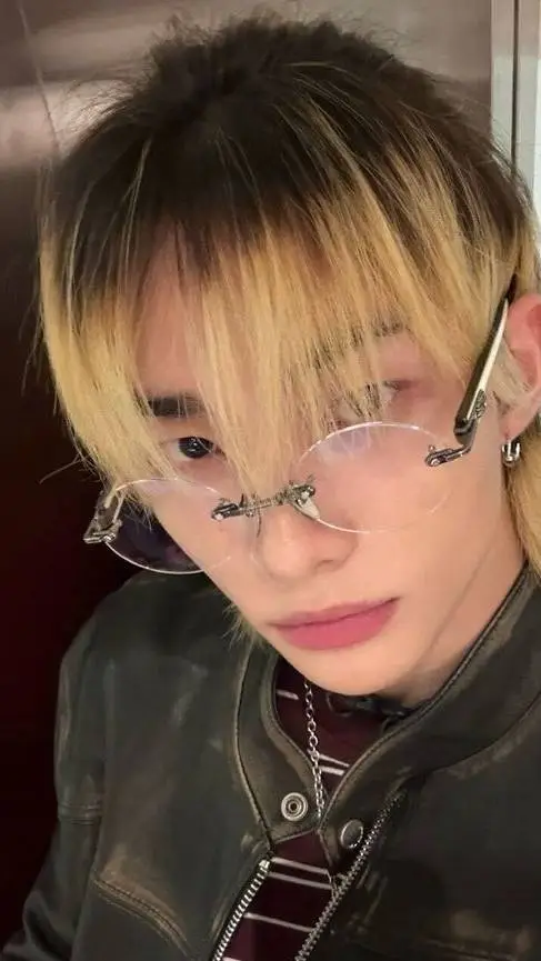 ai character: Hyunjin  background