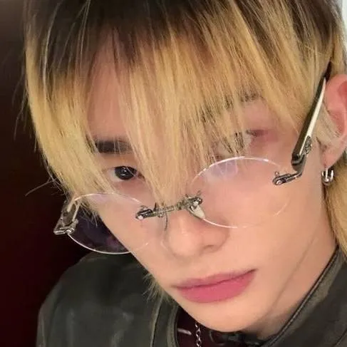 chat with ai character: Hyunjin 