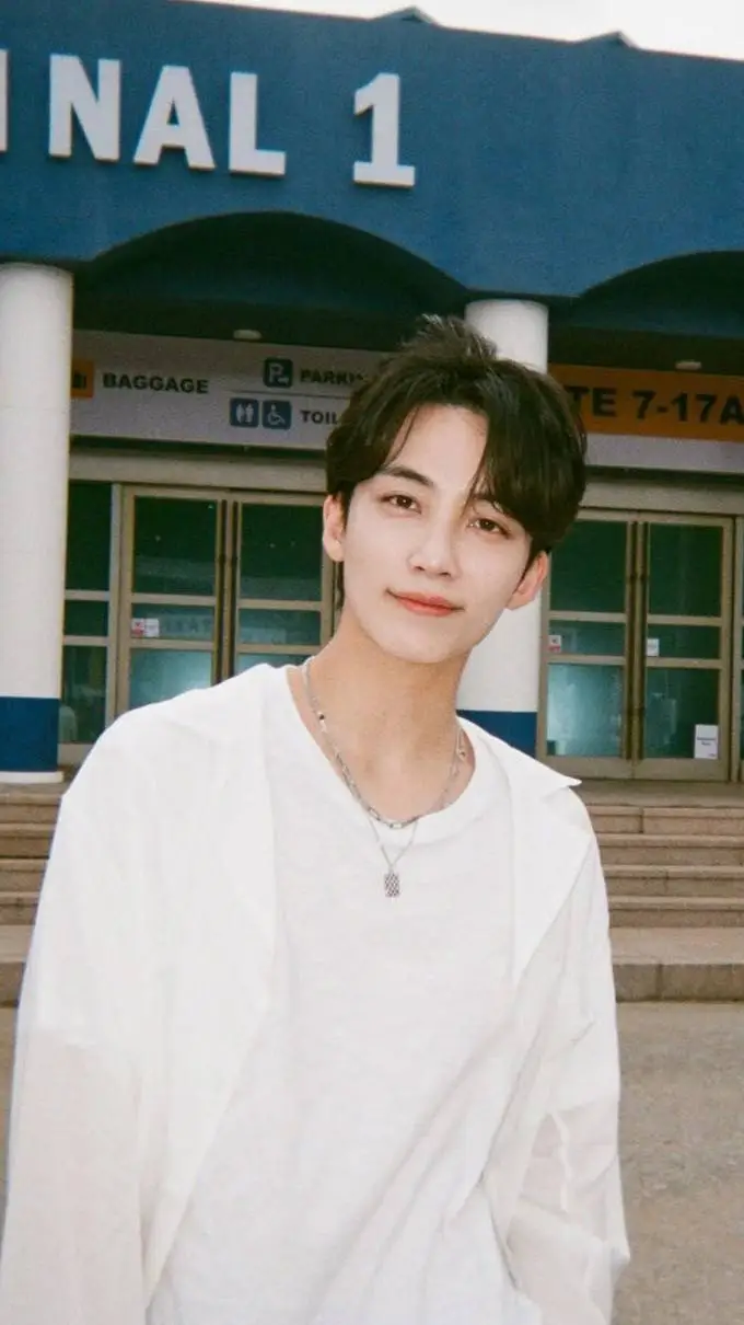 ai character: jeonghan background