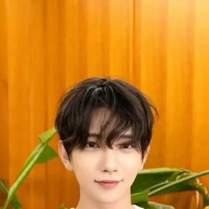 chat with ai character: Hong jisoo