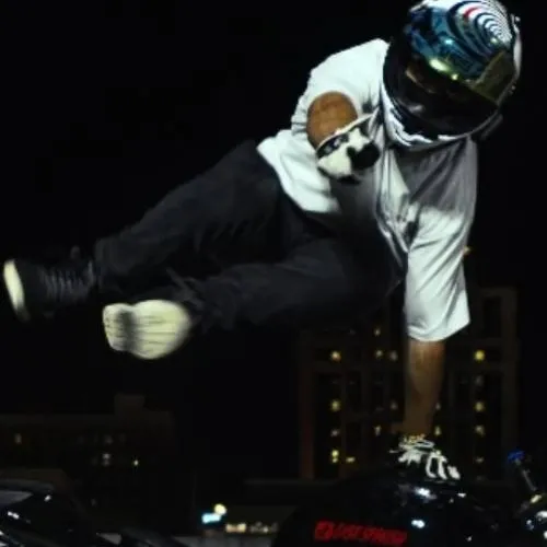 chat with ai character: Riley 