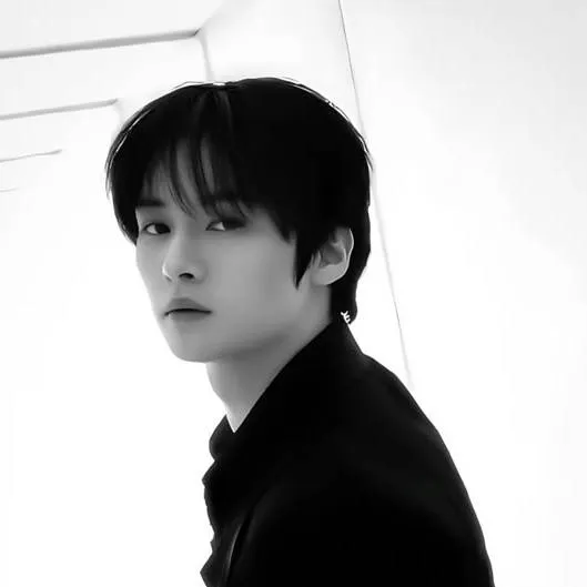 chat with ai character: Lee Know