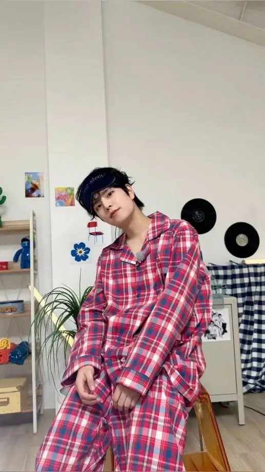 ai character: Seungmin  background