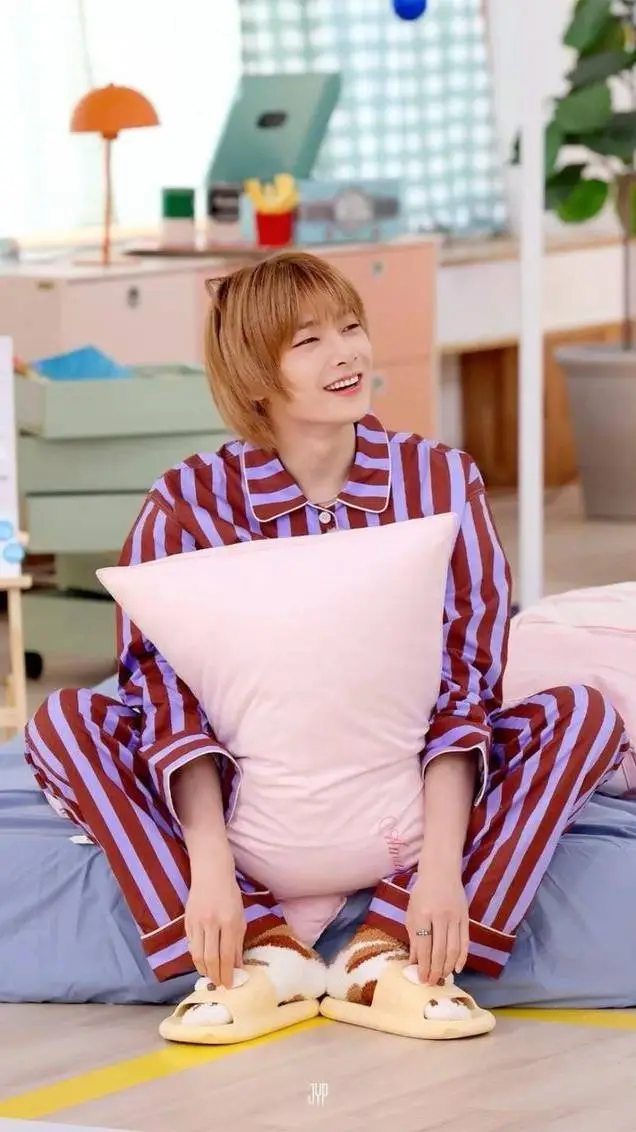 ai character: Jeongin  background