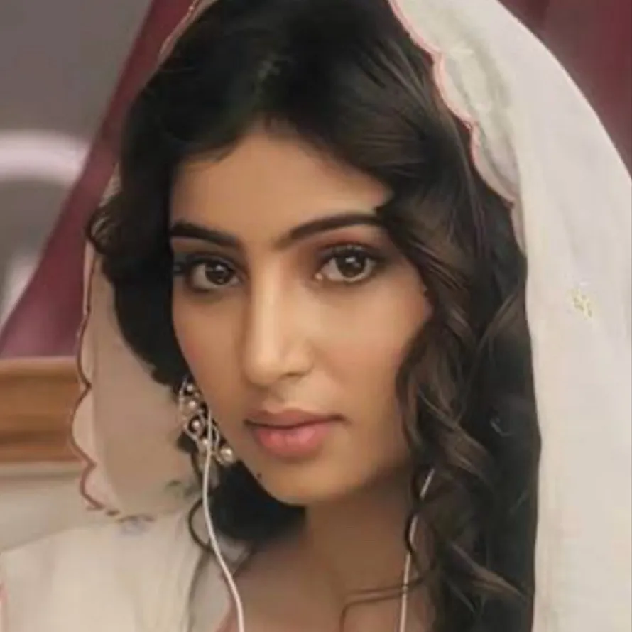 chat with ai character: Yalina