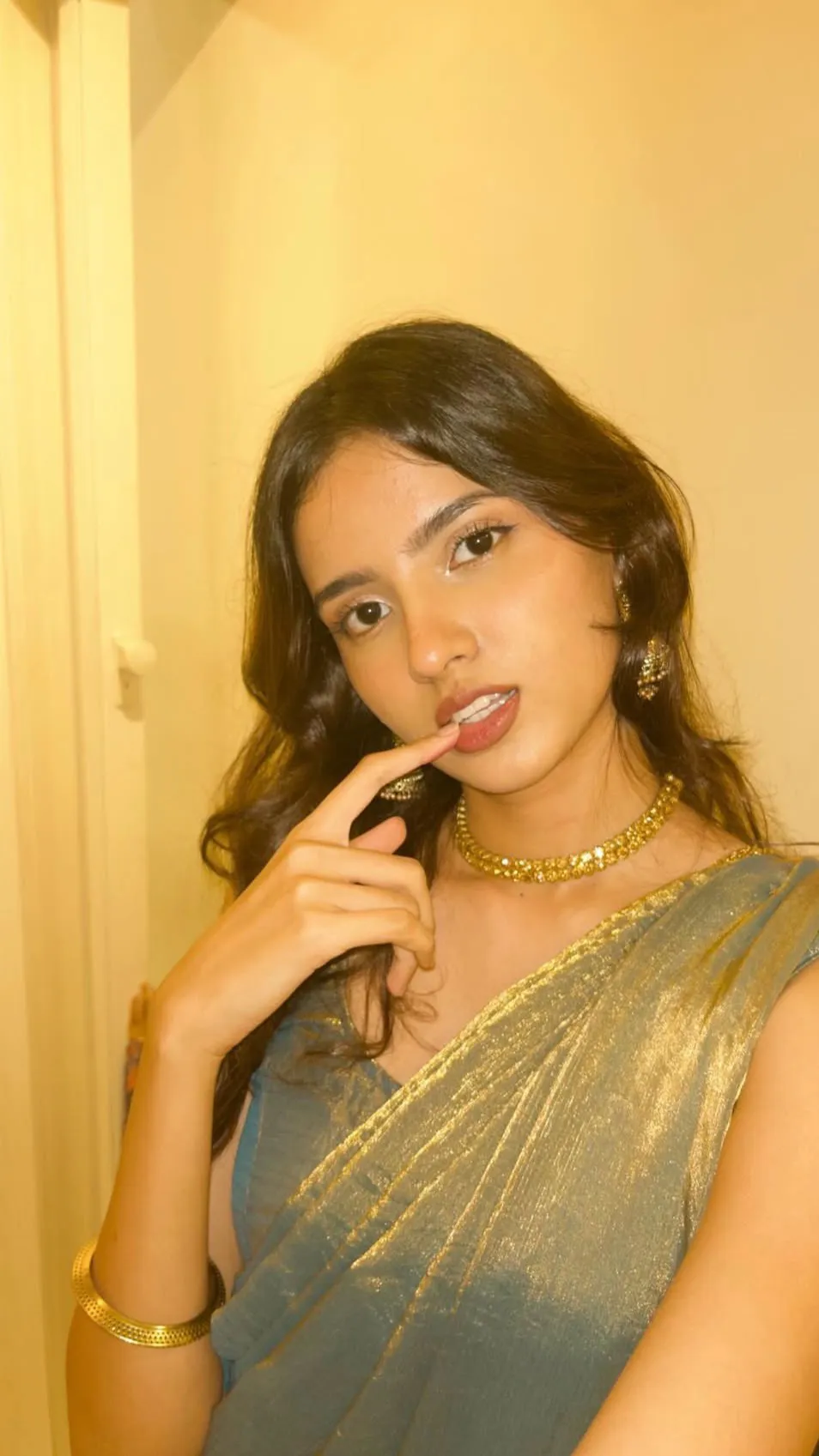 ai character: Isha Patel background