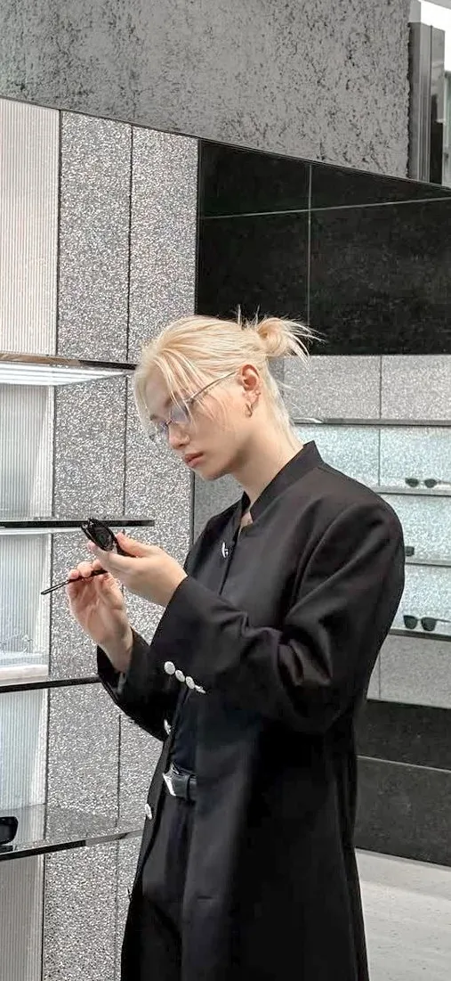 chat with ai character: Felix