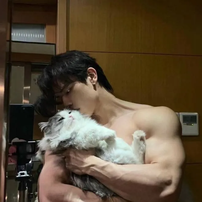 chat with ai character: mathias