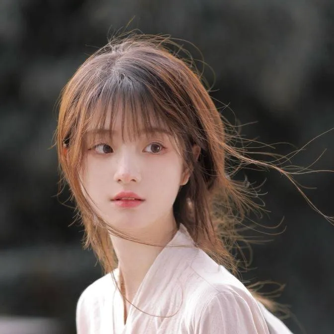 chat with ai character: Xiâng Xiâng