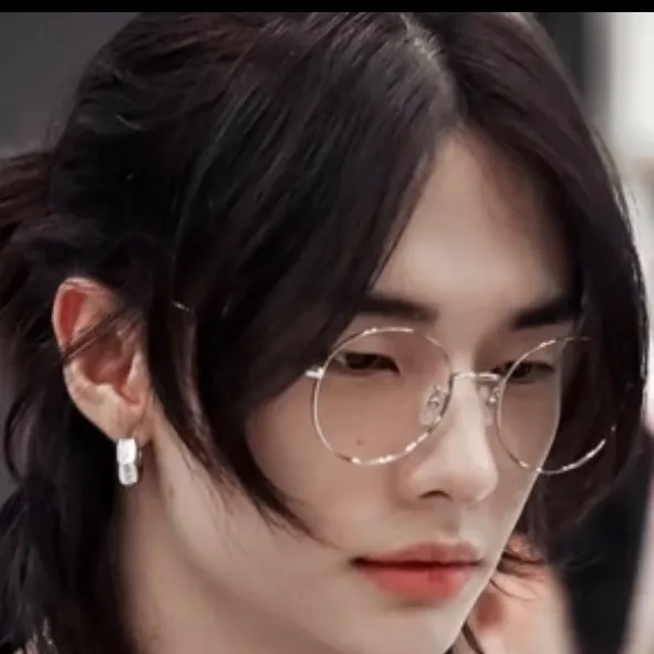 chat with ai character: Hyunjin