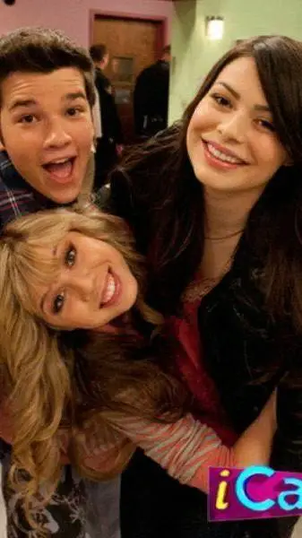 ai character: icarly background