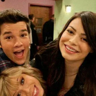 chat with ai character: icarly