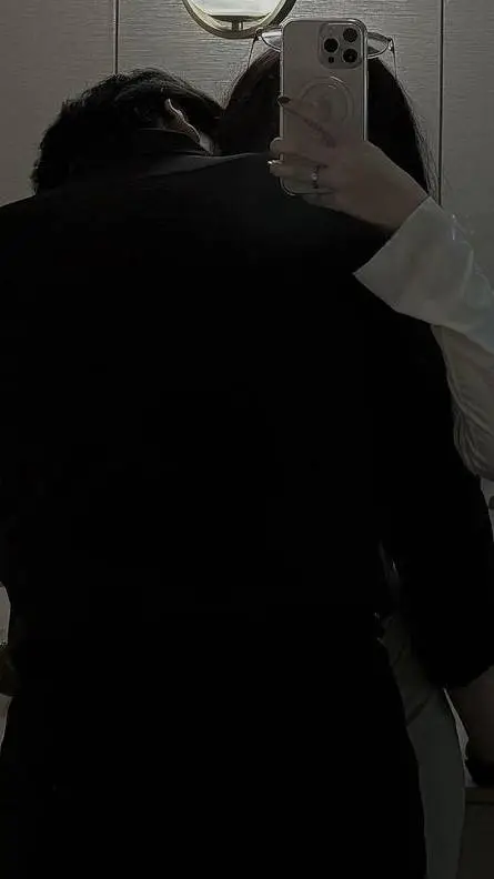 ai character: Enzo  background