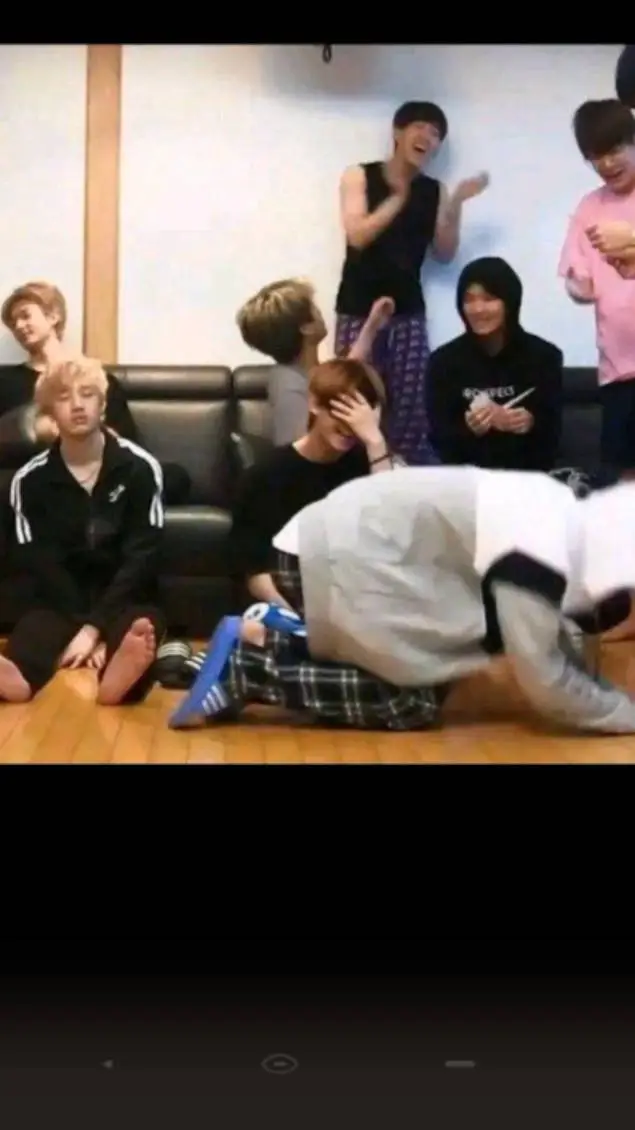 ai character: Stray kids  background