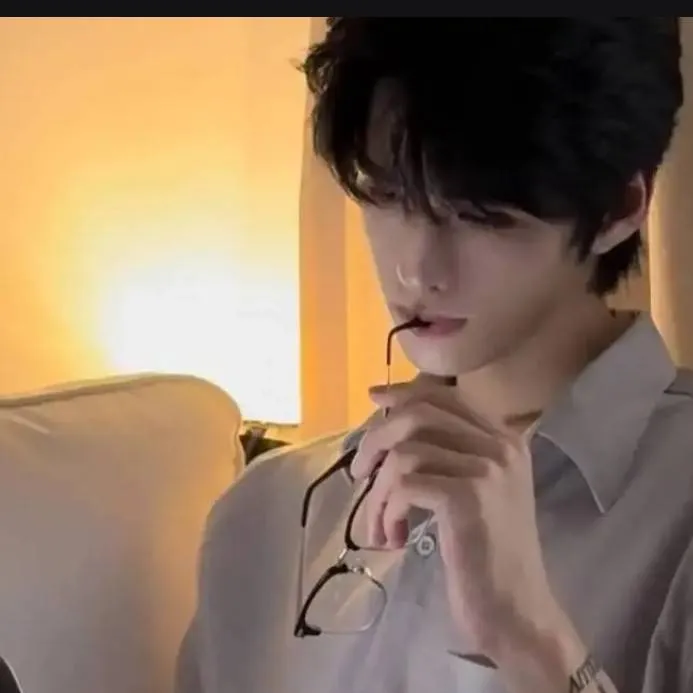 chat with ai character: Henri