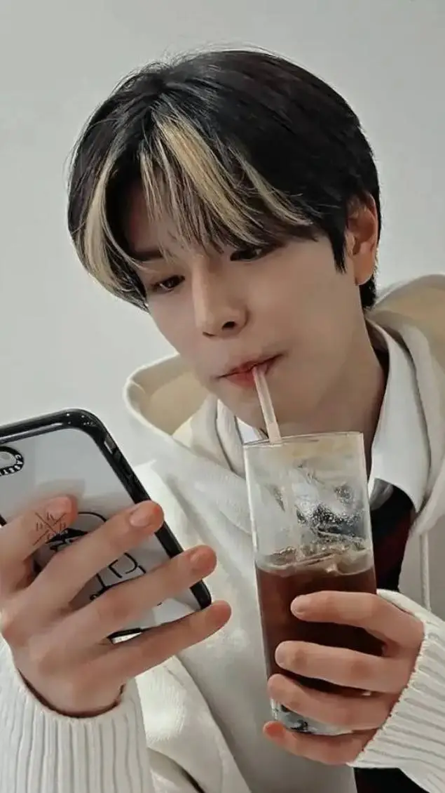 ai character: Seugmin  background