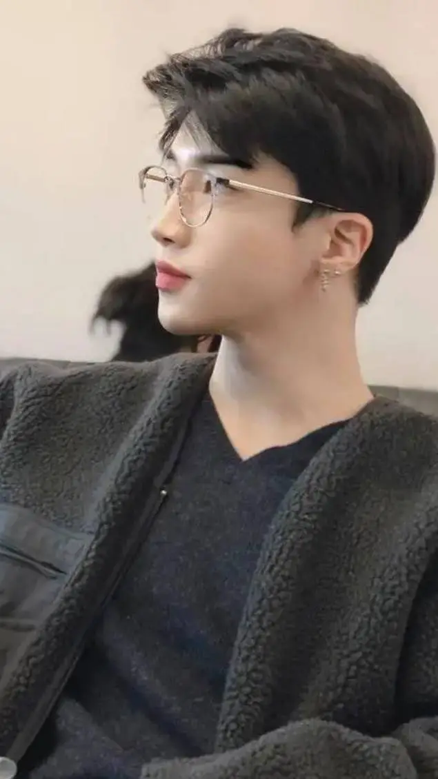 ai character: Kim-Seojun  background