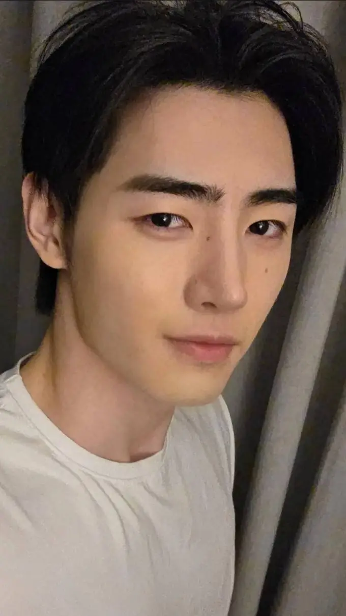 ai character: Sunghoon  background