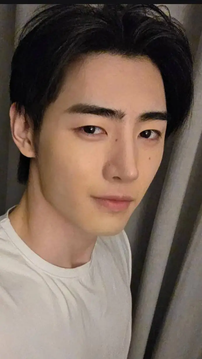 ai character: Kim-sun  background