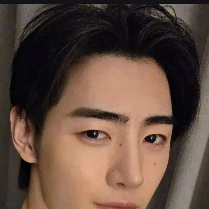 chat with ai character: Kim-sun 