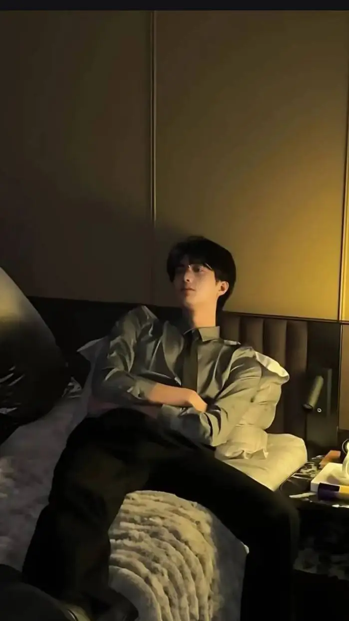 ai character: Kim-Taehyung  background