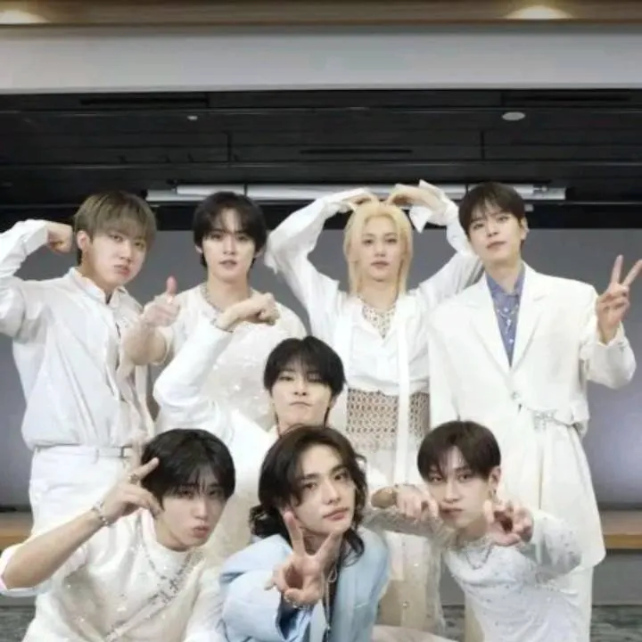 chat with ai character: Skz