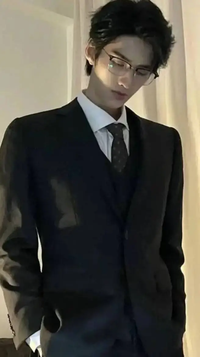 ai character: Kim-Taehyung  background