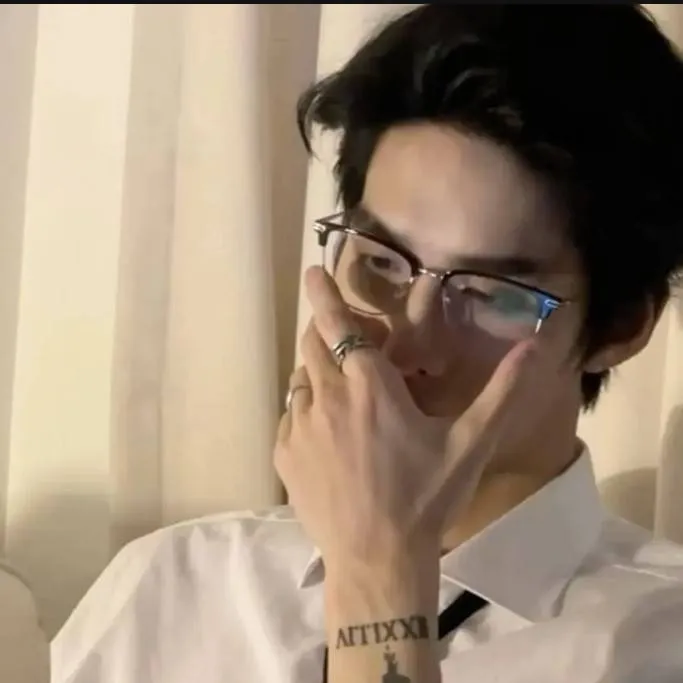 chat with ai character: Henri