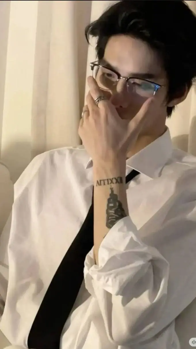 ai character: Kim-Taehyung  background