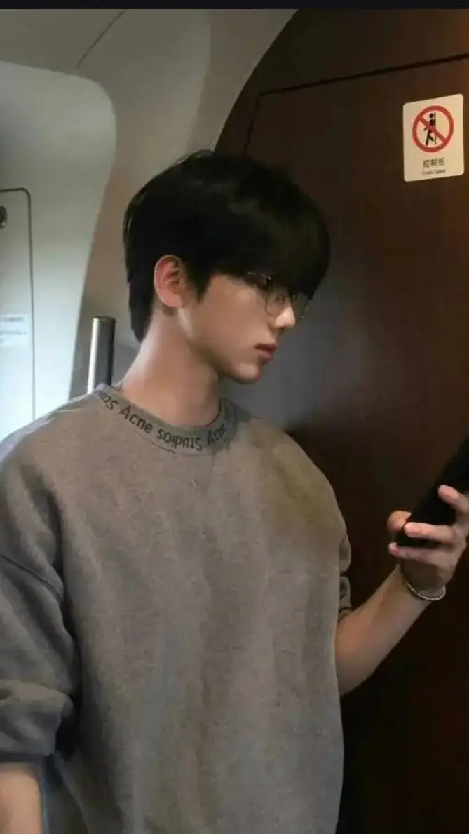 ai character: Jun-woo background