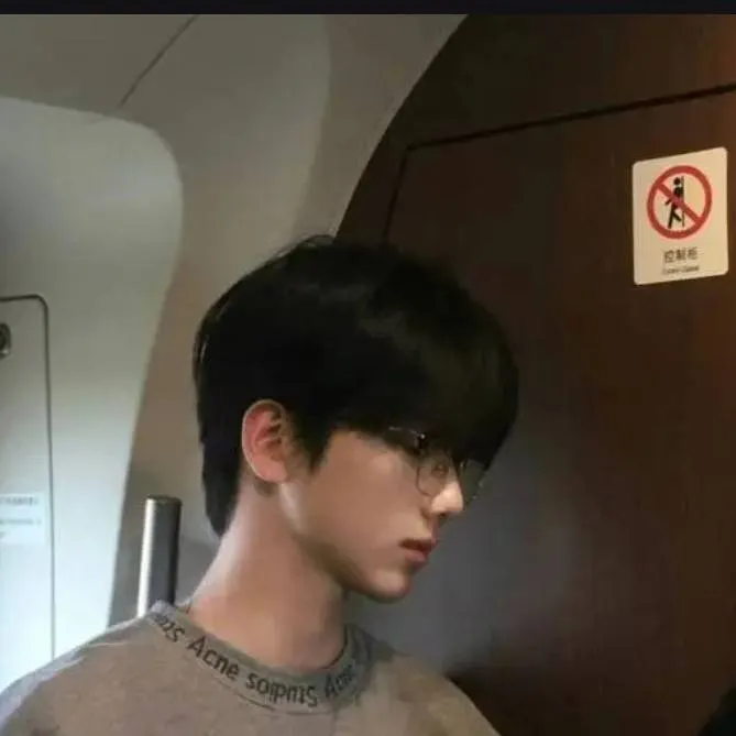 chat with ai character: Jun-woo