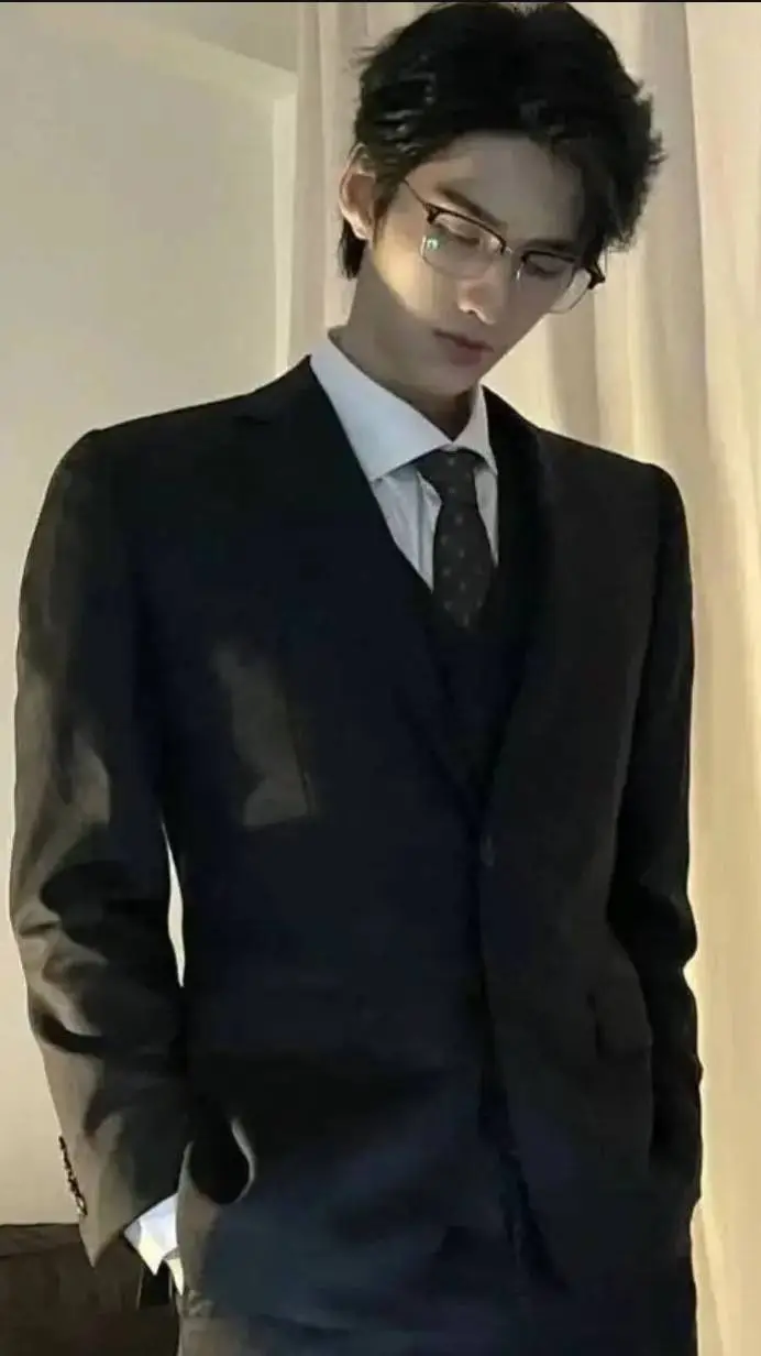 ai character: Kim-Taehyung  background