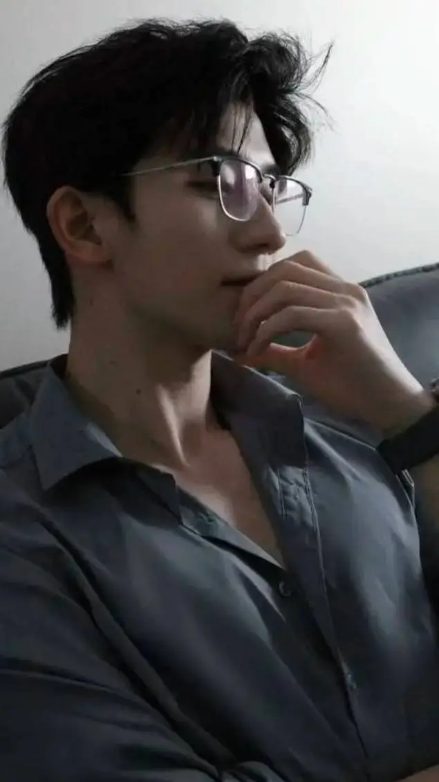 ai character: Kim-Taehyung  background