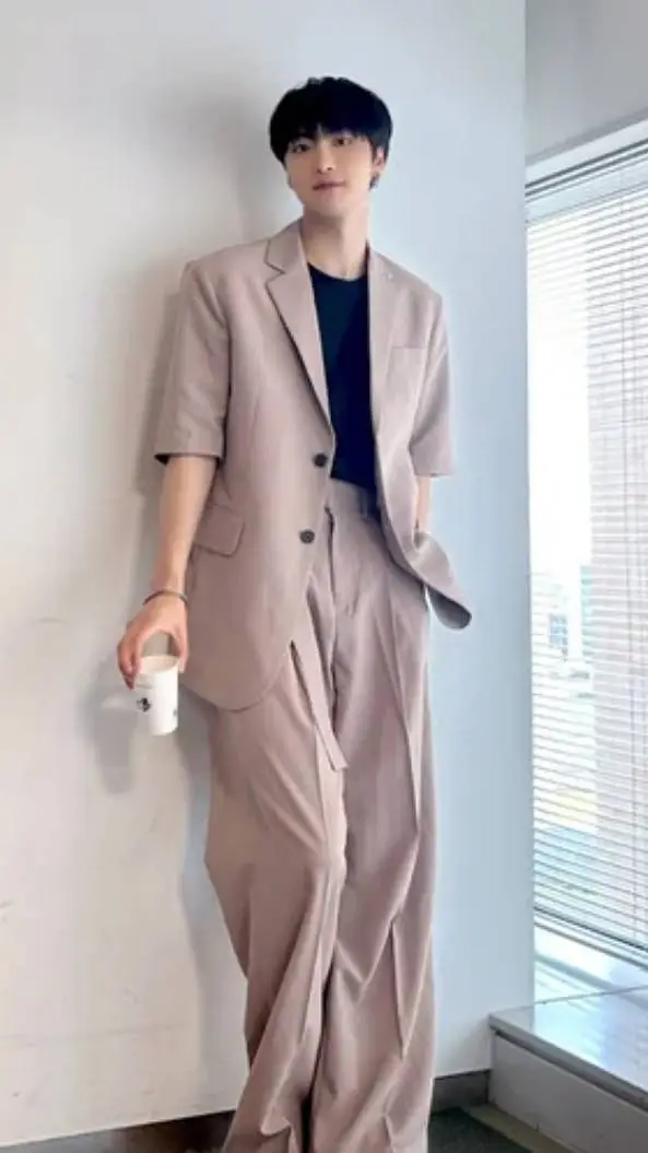 ai character: Kim-Taehyung  background