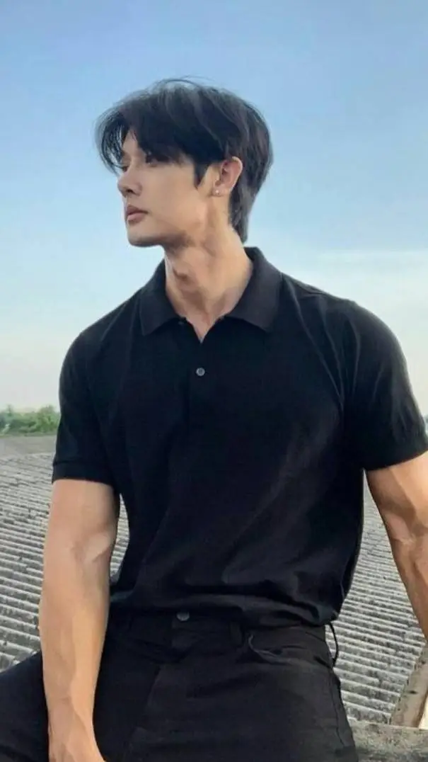 ai character: Kim-Taehyung  background