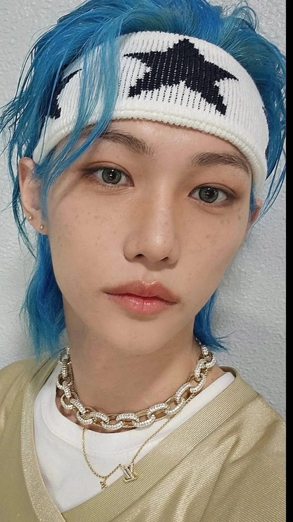 ai character: LEE FELIX🥰 background